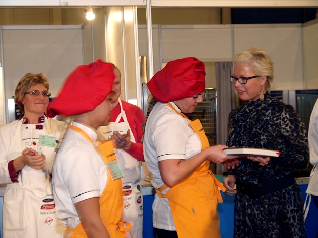Parima koolisöökla kokad Jaanika Rist ja Katrin Noodapera koos proua Evelin Ilvesega